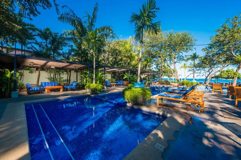 Área de piscina y solárium con vista a la playa, Langosta Beach Club_
