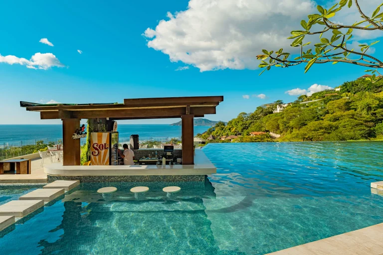 Bar húmedo en la piscina con vista al mar_