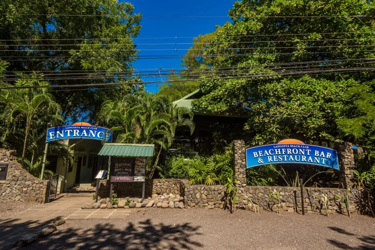 Entrada a Langosta Beach Club entre vegetación, Tamarindo_
