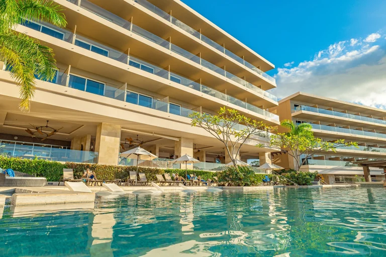 Fachada del hotel y piscina infinita en Wyndham Tamarindo_