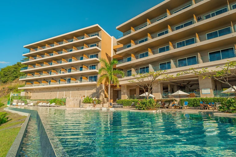 Hotel frente a la piscina con terrazas y balcones_