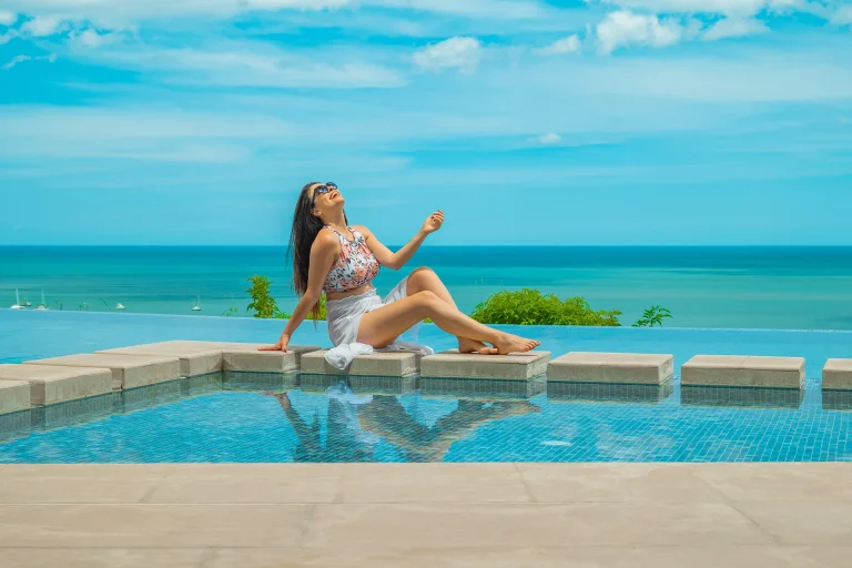 Junto a la piscina con horizonte azul de Tamarindo_
