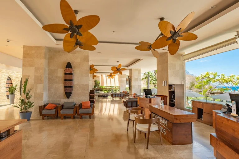 Lobby principal con ventiladores y sofás_