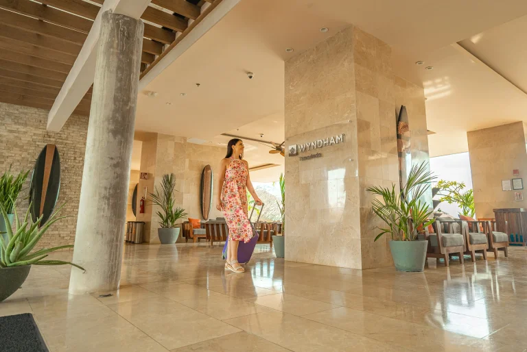 Pasillo del lobby con escalera y decoración tropical_