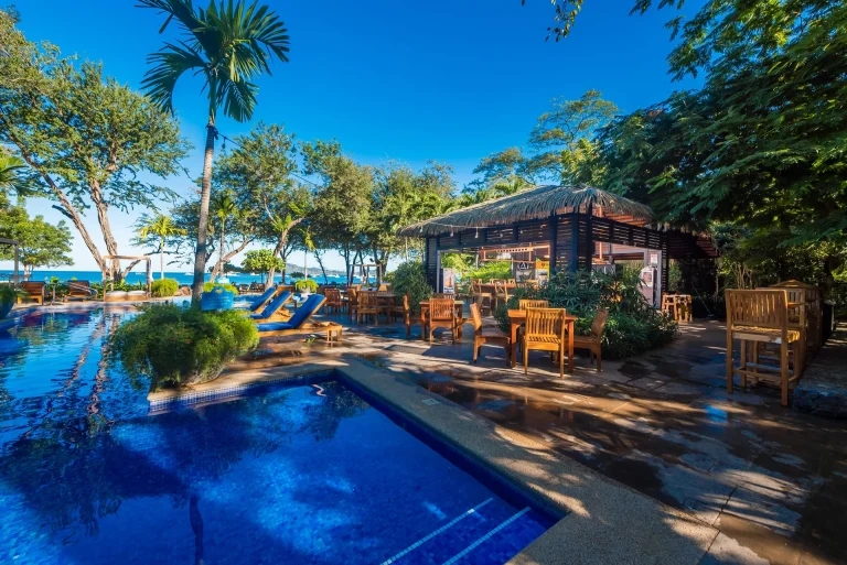 Piscina curva y terraza del restaurante, Langosta Beach Club_