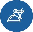 Restaurante y bar de piscina con opciones frescas y locales