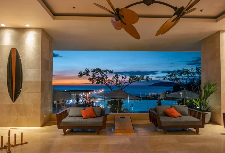 Sala del lobby con vista al atardecer de Tamarindo_