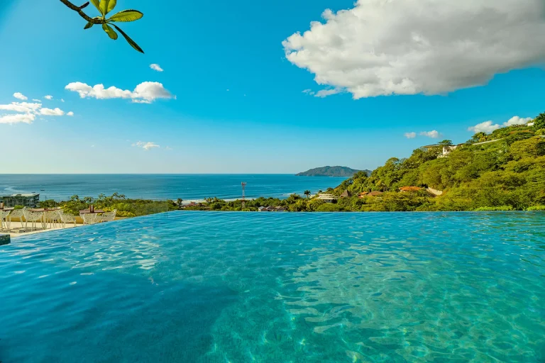 Superficie espejo de la piscina con vista a la bahía_
