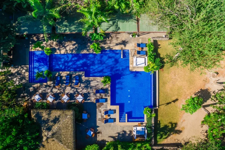 Vista aérea de las piscinas y jardines de Langosta Beach Club_