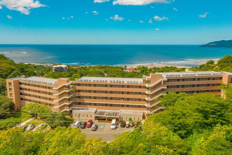 Wyndham Tamarindo con vista al océano y bosque tropical