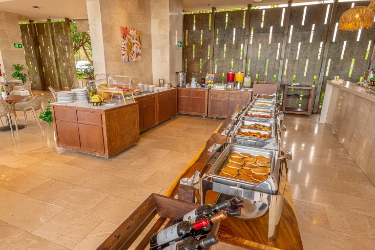 Área de buffet con islas de servicio y chafers; decoración contemporánea