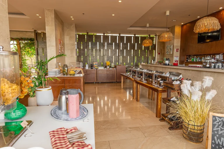 Estación de bebidas y cereales junto a la barra del restaurante del Wyndham Tamarindo