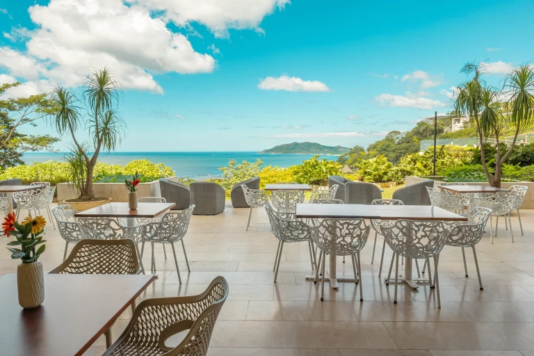 Terraza con mesas y vista al mar en Tamarindo para desayunar al aire libre